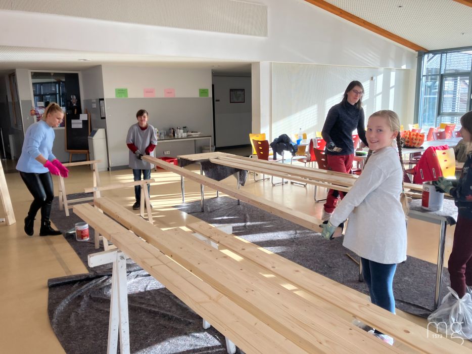 Streichaktion für die Hütte der Spielzeugausleihe